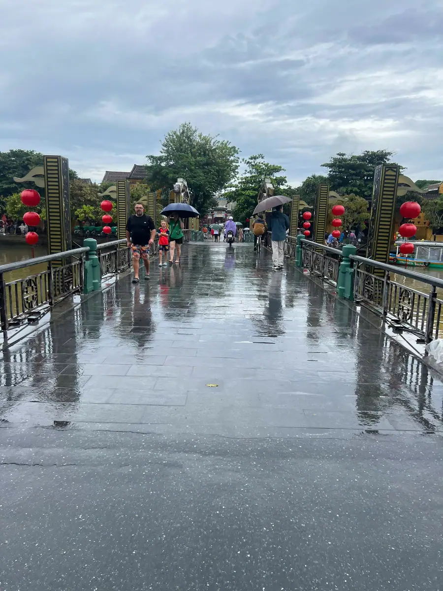 朦胧雨雾中横跨怀河的安会桥