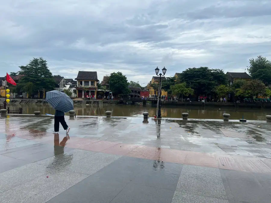 年终雨天中静谧的来远桥与怀河岸视角