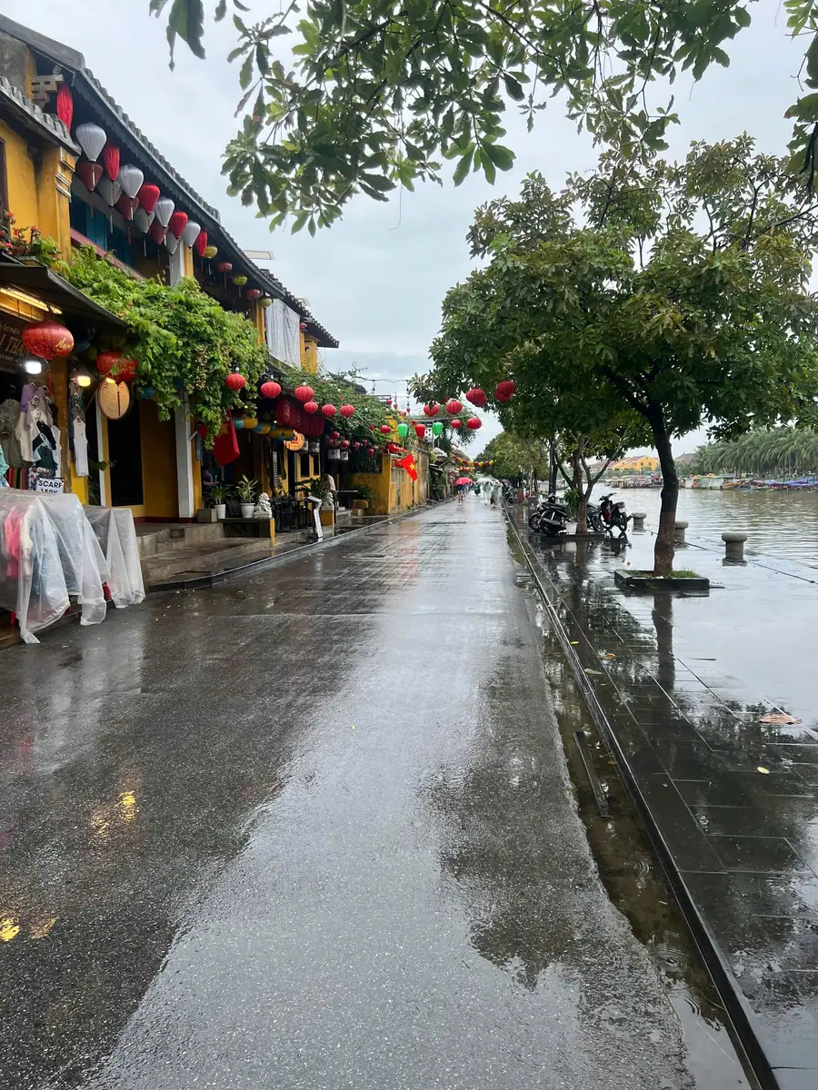 雨季水位升高至白藤江步行街边缘的怀河水面