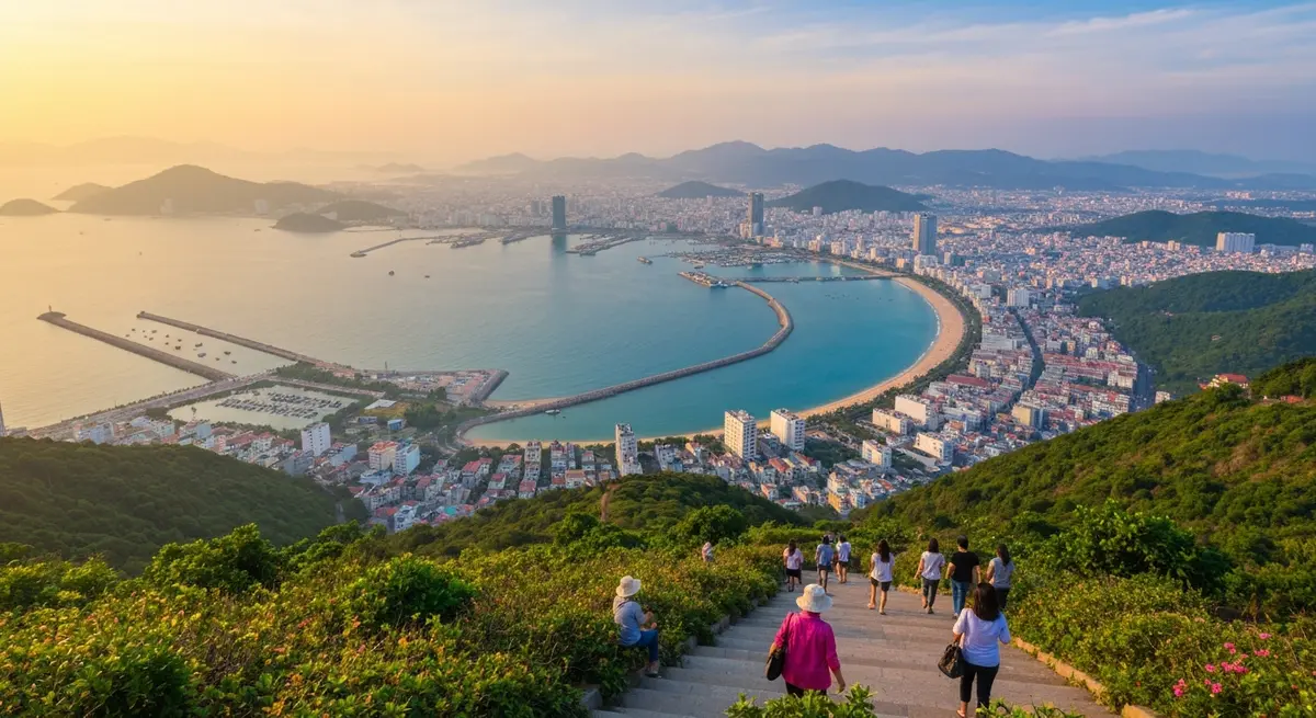 손짜 반도 반쩌우 봉우리에서 본 일출, 아침 햇빛이 황금색으로 빛나는 가운데 다낭 시 전체와 푸른 바다가 보임