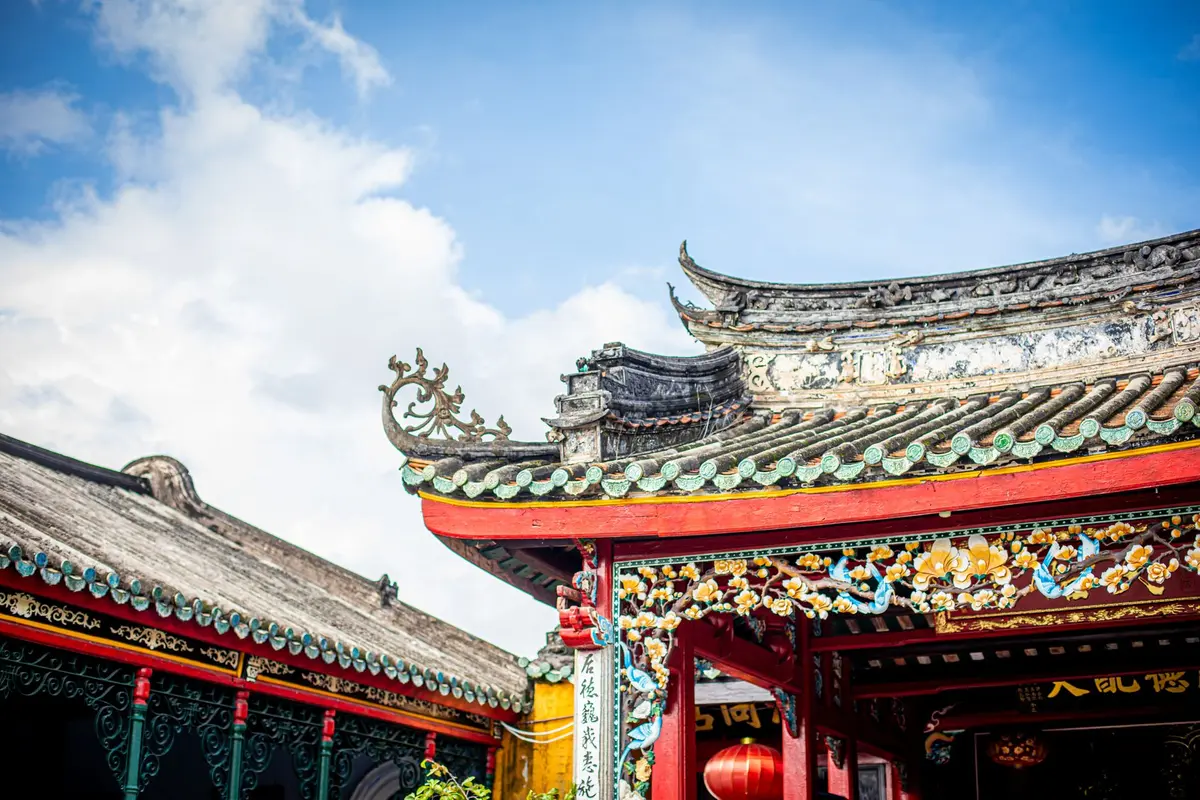 Kiến trúc cổ Hội An với tường vàng và mái ngói