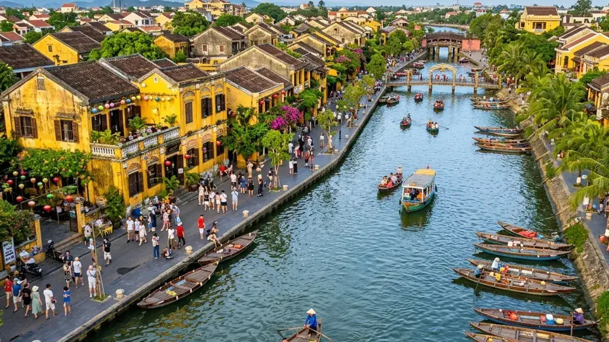 Phố cổ Hội An lung linh ánh đèn lồng về đêm phản chiếu xuống mặt sông Hoài yên bình