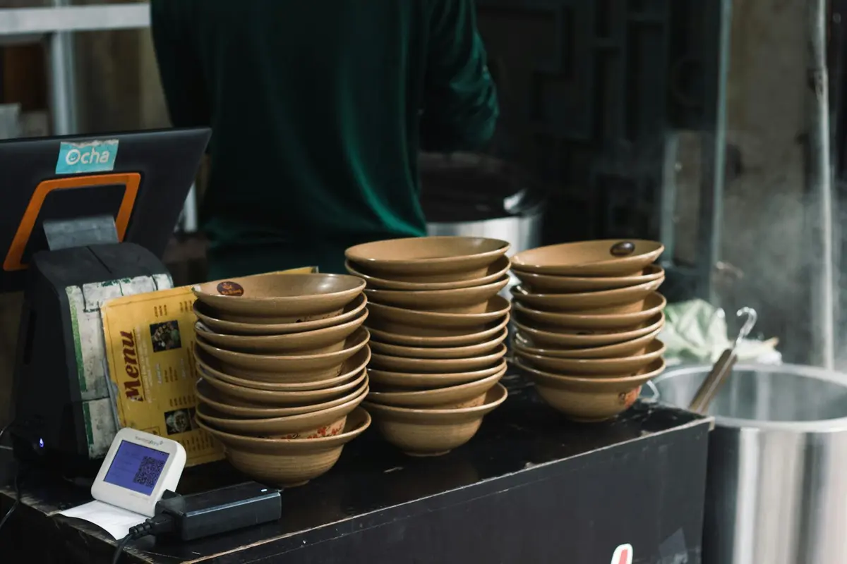 Bàn đầy đặc sản Đà Nẵng với hải sản tươi và bánh tráng