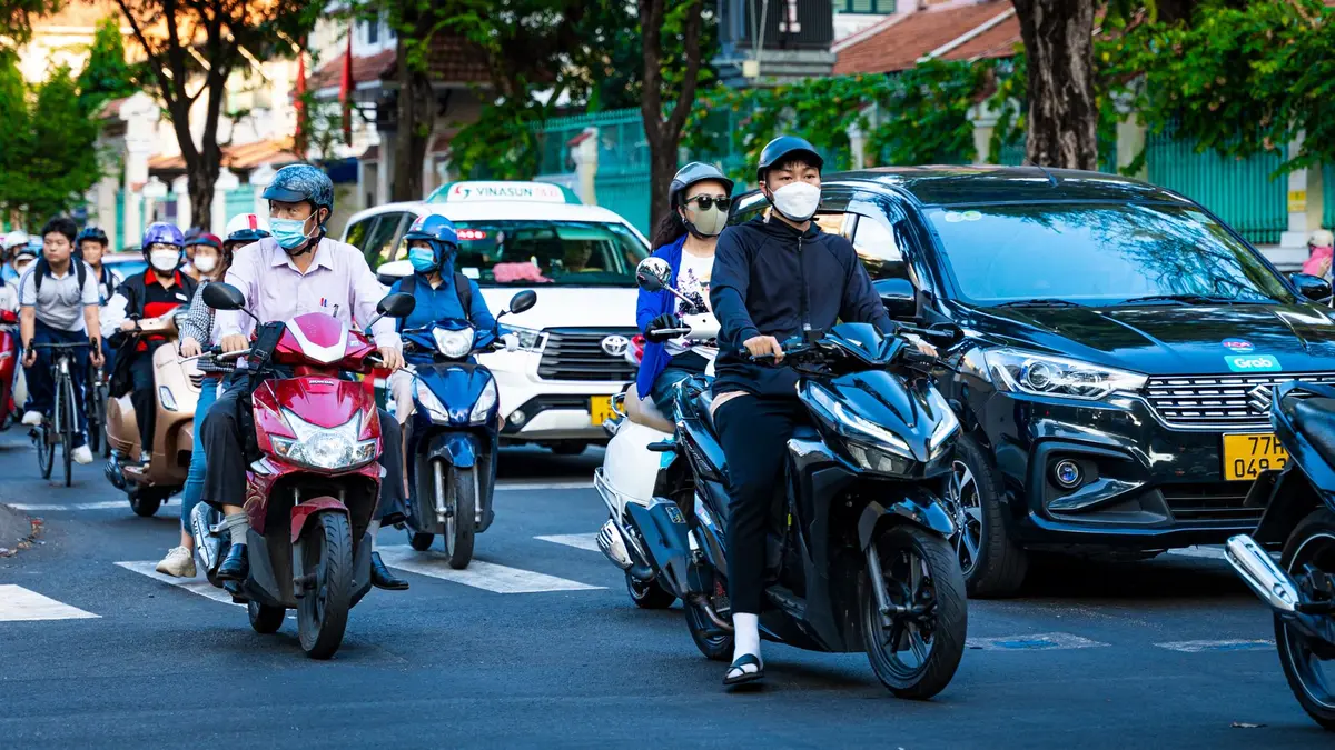 Đường ven biển Đà Nẵng đi Hội An với xe ô tô và cảnh biển đẹp
