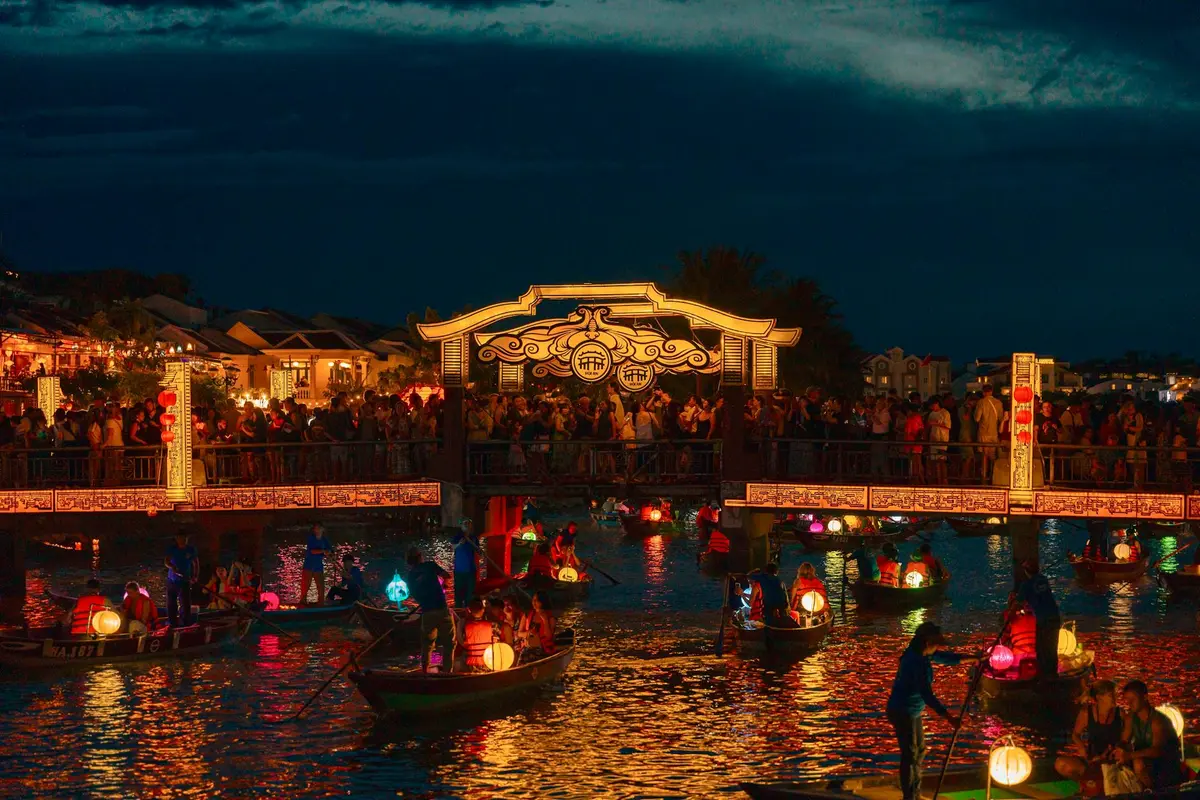Full Moon Festival Hoi An with thousands of lanterns and candlelight