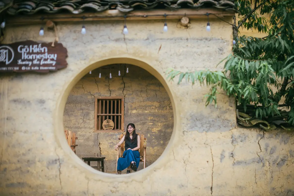 Homestay Hội An với kiến trúc truyền thống vàng đặc trưng và vườn xanh mát