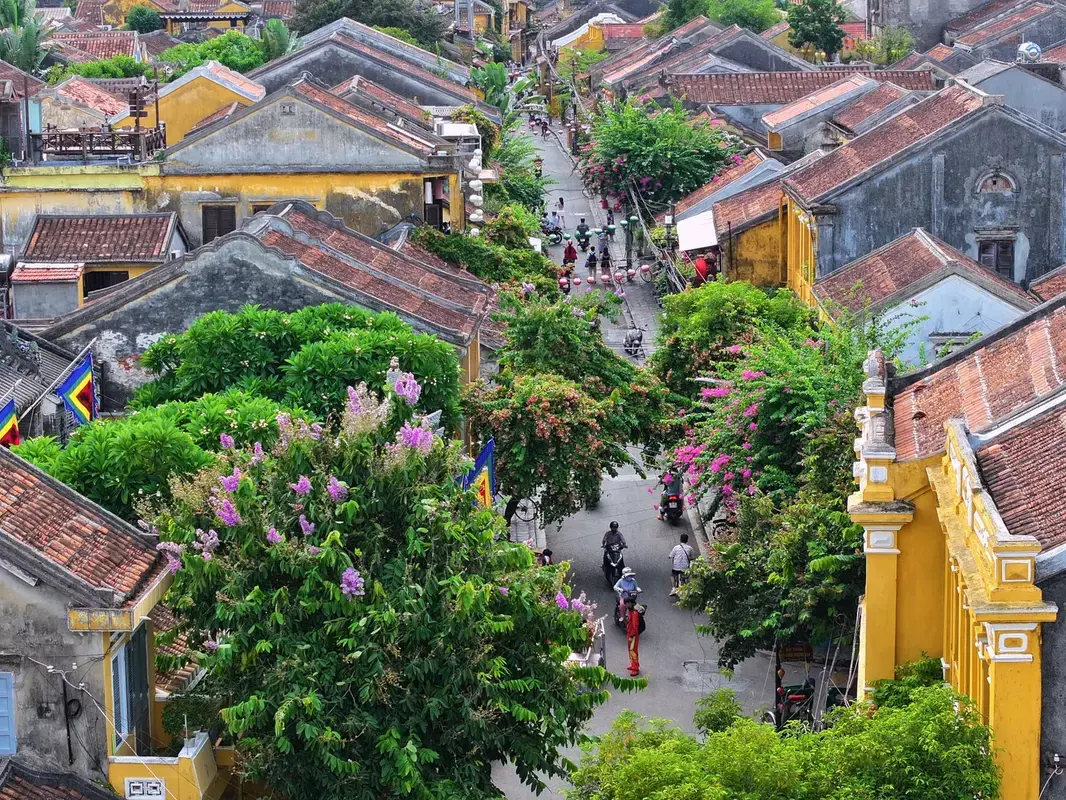 Homestay với kiến trúc cổ Hội An, tường vàng và đèn lồng đỏ