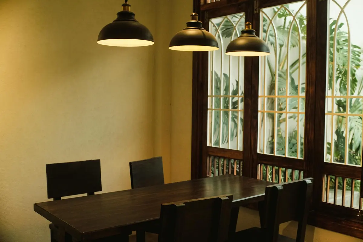 Sân vườn nhiệt đới tại homestay Hội An với cây xanh và hoa sắc màu