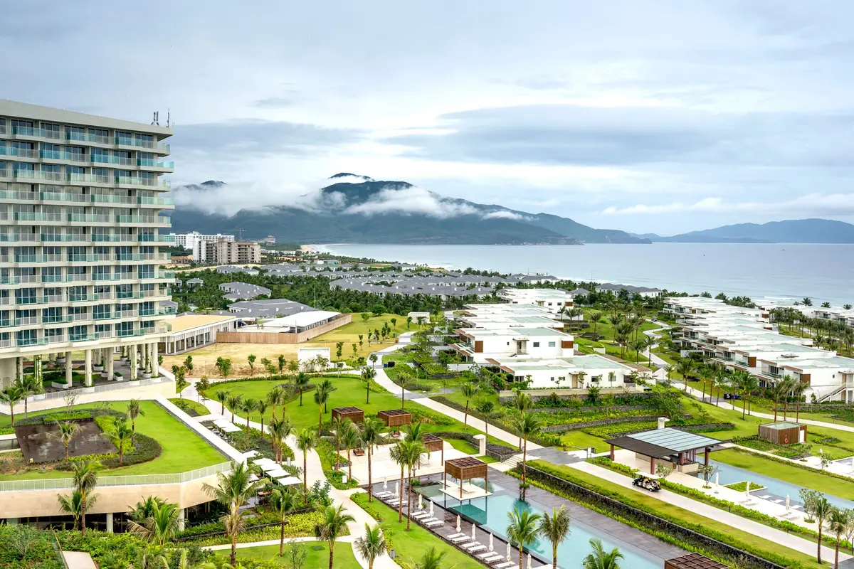 Khách sạn ven biển Đà Nẵng với view biển xanh và hồ bơi vô cực
