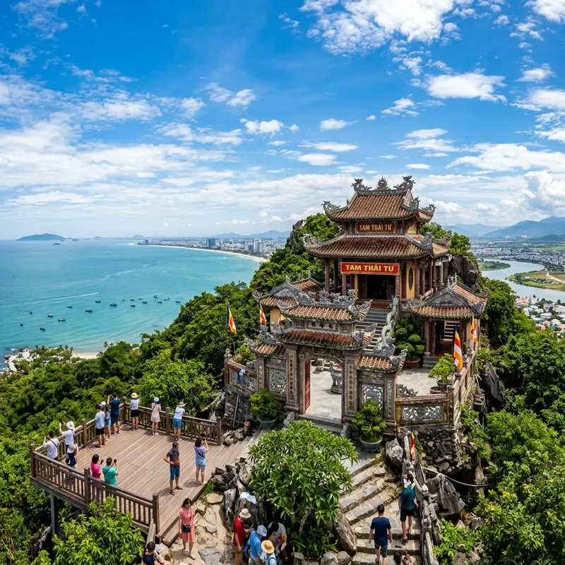 Toàn cảnh Chùa Tam Thai trên đỉnh Thủy Sơn Ngũ Hành Sơn, mái ngói cổ kính rêu phong giữa cây xanh, phía xa là biển Đông xanh thẳm và bầu trời trong sáng