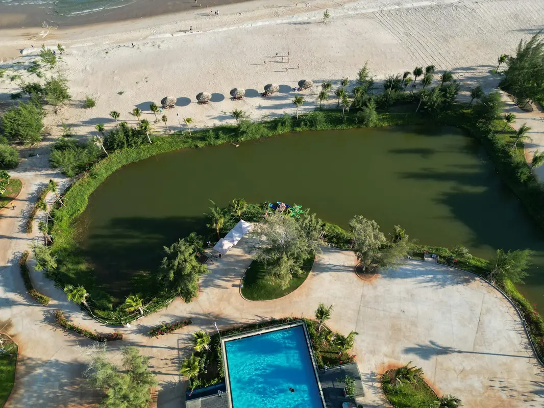 Resort ven biển Đà Nẵng với hồ bơi vô cực nhìn ra đại dương xanh