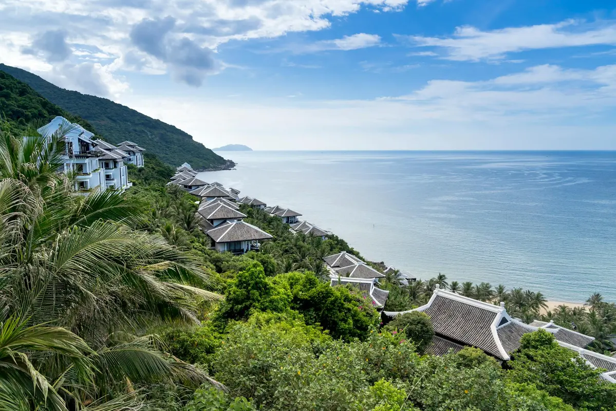Resort sang trọng với hồ bơi vô cực nhìn ra biển xanh