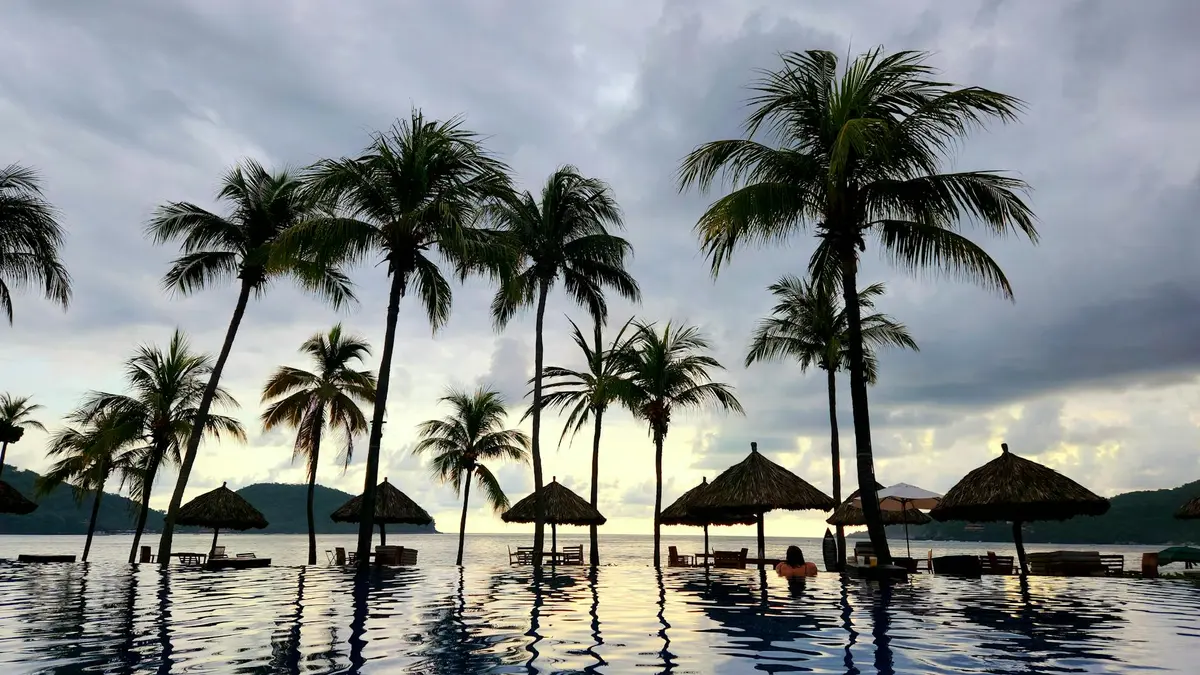 Resort với bãi biển cát trắng và nước biển trong xanh