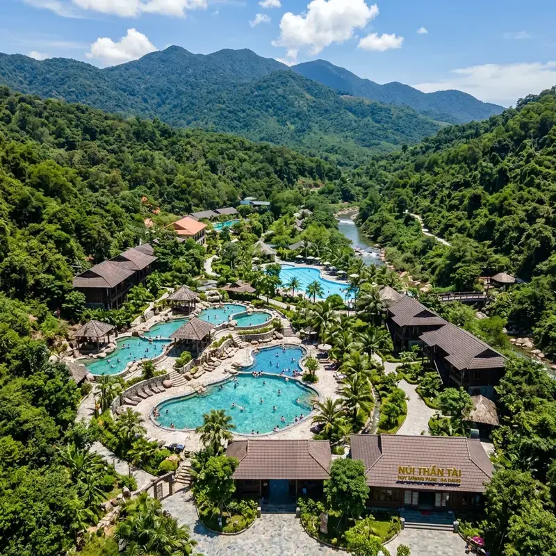 ダナン市神山温泉公園の全景、緑豊かな森と雄大な山々の中に位置する温泉プール
