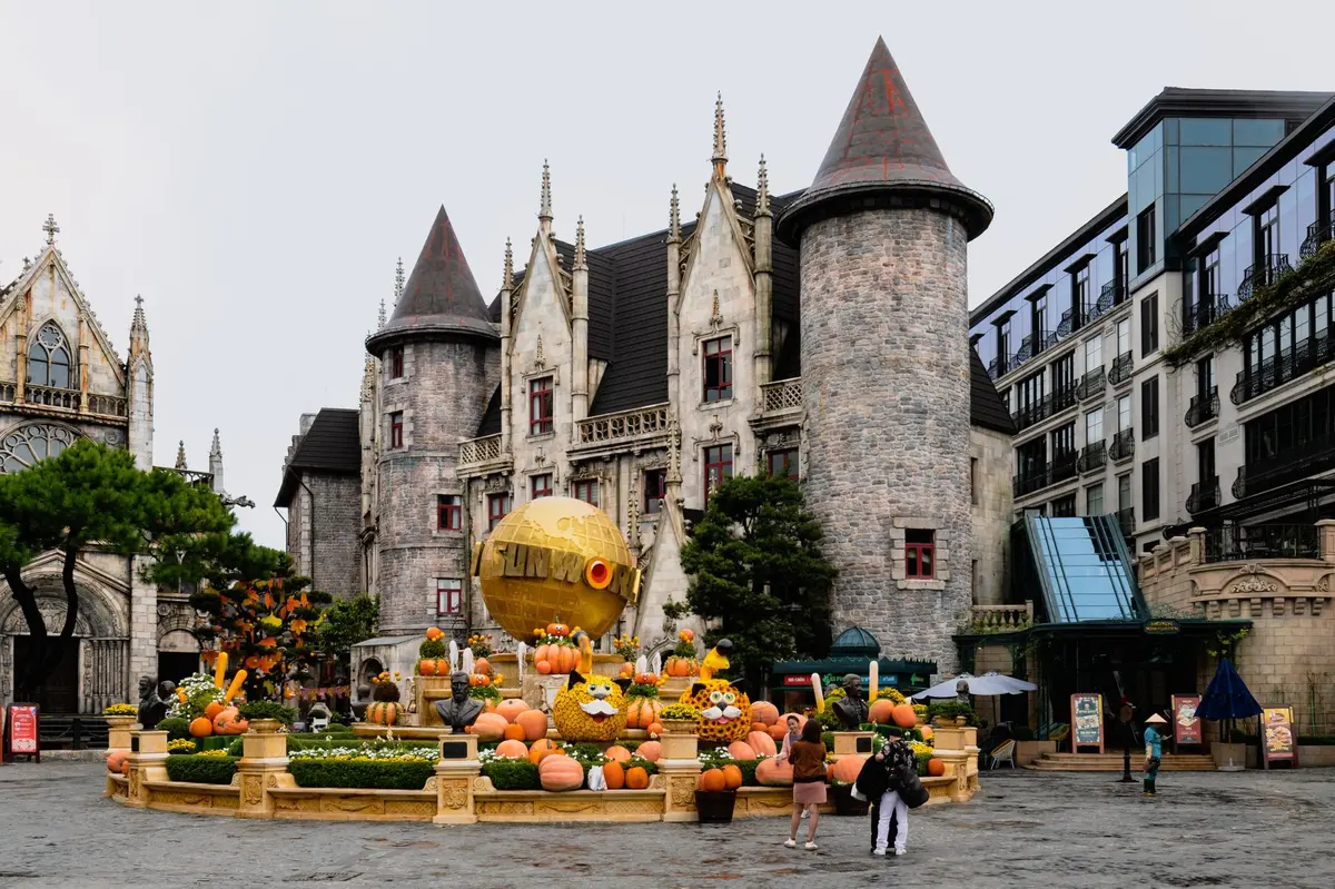 Làng Pháp Bà Nà Hills với kiến trúc châu Âu và hoa sắc màu