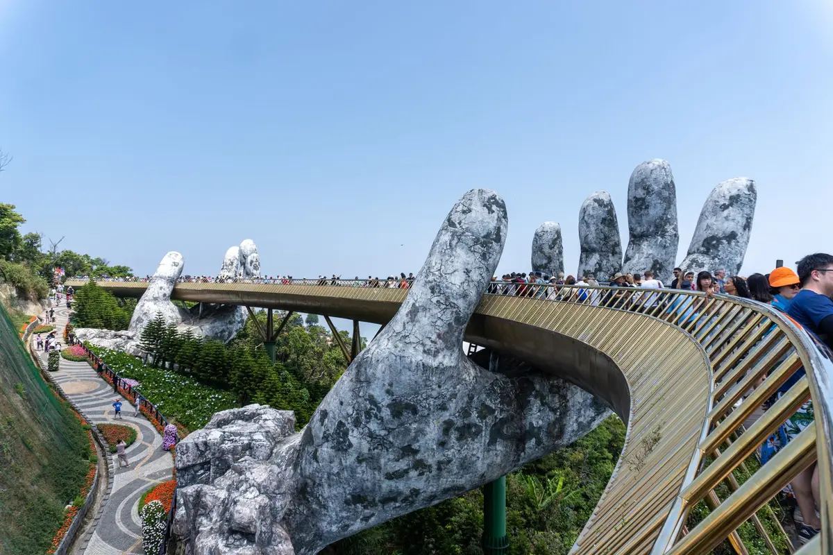 Cầu Vàng Bà Nà Hills với bàn tay khổng lồ trong sương mù