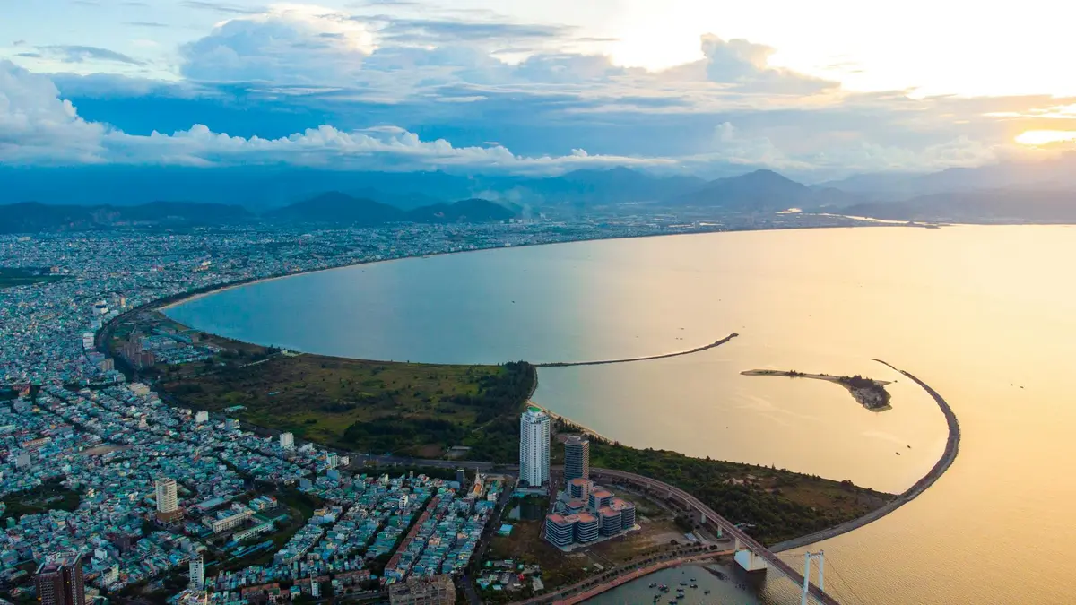 Cầu Vàng Bà Nà Hills với bàn tay khổng lồ giữa mây trời