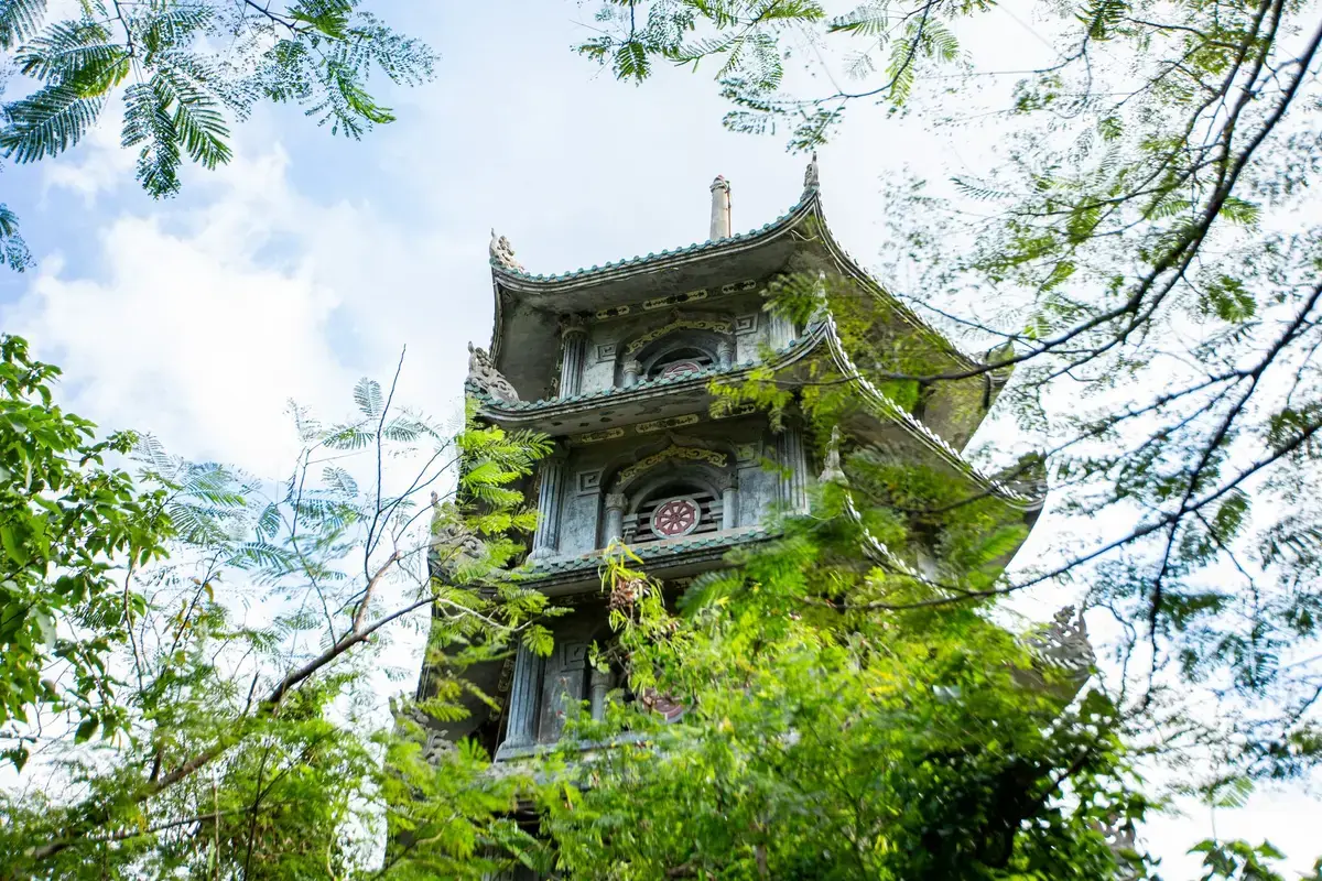 Hang động Ngũ Hành Sơn với ánh sáng tự nhiên chiếu qua vòm đá