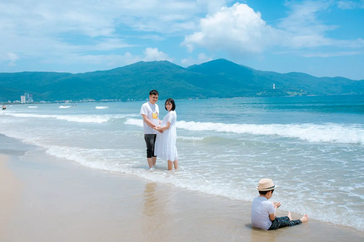 Cung đường ven biển Đà Nẵng đi Hội An với biển xanh và hàng dừa