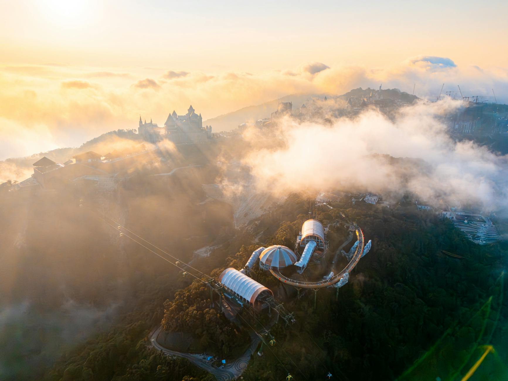 Bà Nà Hills với cáp treo và mây núi hùng vĩ