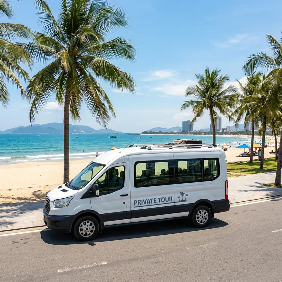 Xe 16 chỗ Ford Transit đỗ gần bãi biển Mỹ Khê Da Nang