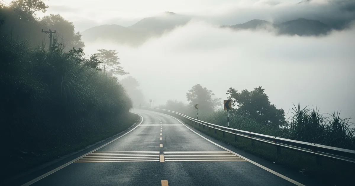 Mây mù bao phủ đường núi vào buổi sáng sớm
