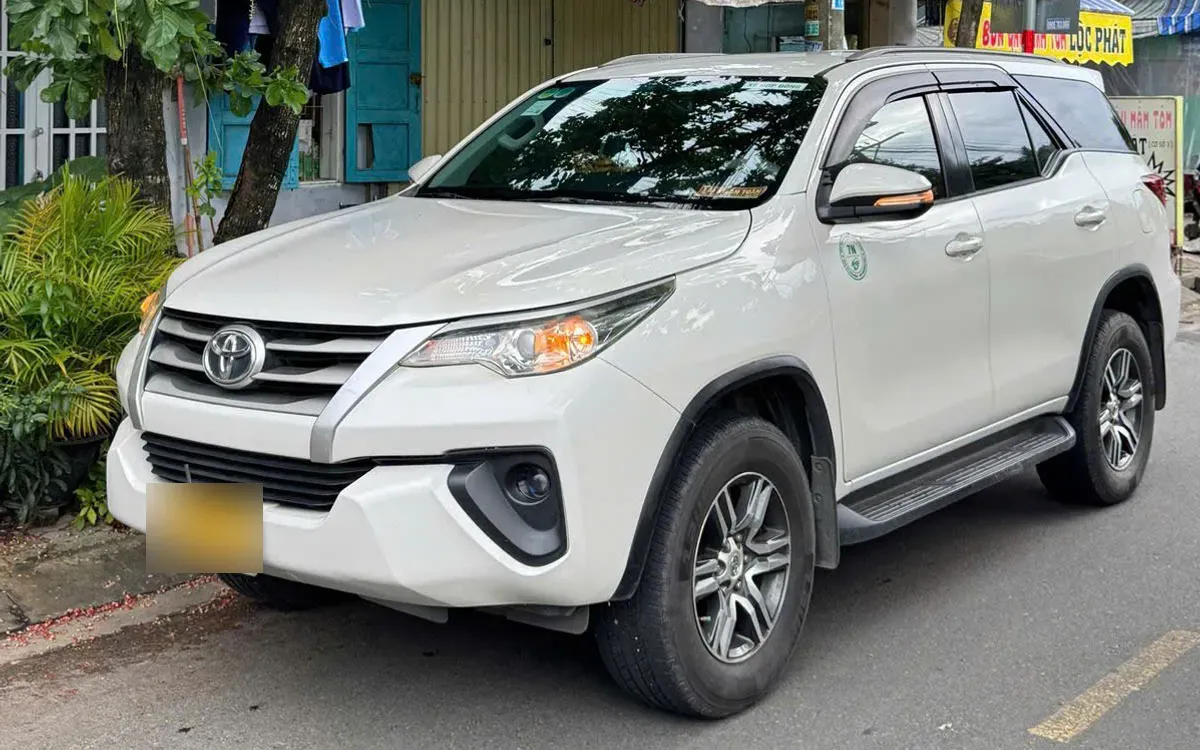 Xe du lịch chạy qua vùng núi xanh mướt