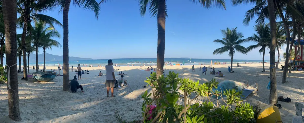 Bãi biển Phạm Văn Đồng nhìn từ trên cao
